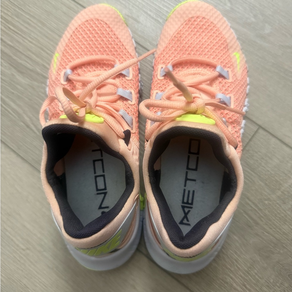 Nike Women’s Metcon Peach and Lime Sneakers Size 6.5 - Picture 4 of 7